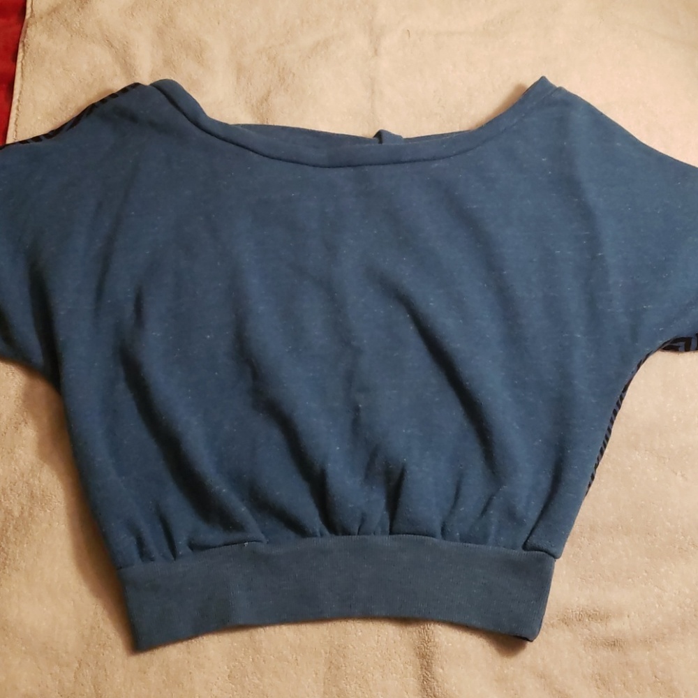 Crop top crewneck sweatshirt.